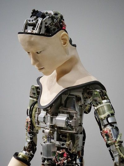 Inteligencia artificial y derecho digital: Robot abogado protegiendo datos en la nube