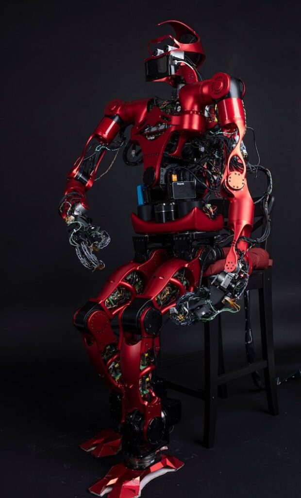 Robot especializado en derecho digital asesorando sobre protección de datos y ciberdelitos en empresas