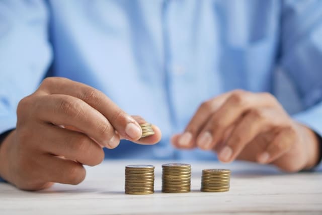Hombre revisando sus finanzas