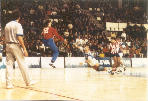 Antonio Gatell Contreras, pivote del Puleva Maristas, anotando un gol en suspensión frente al portero sueco Tomas Svensson del Atlético de Madrid en la Liga ASOBAL